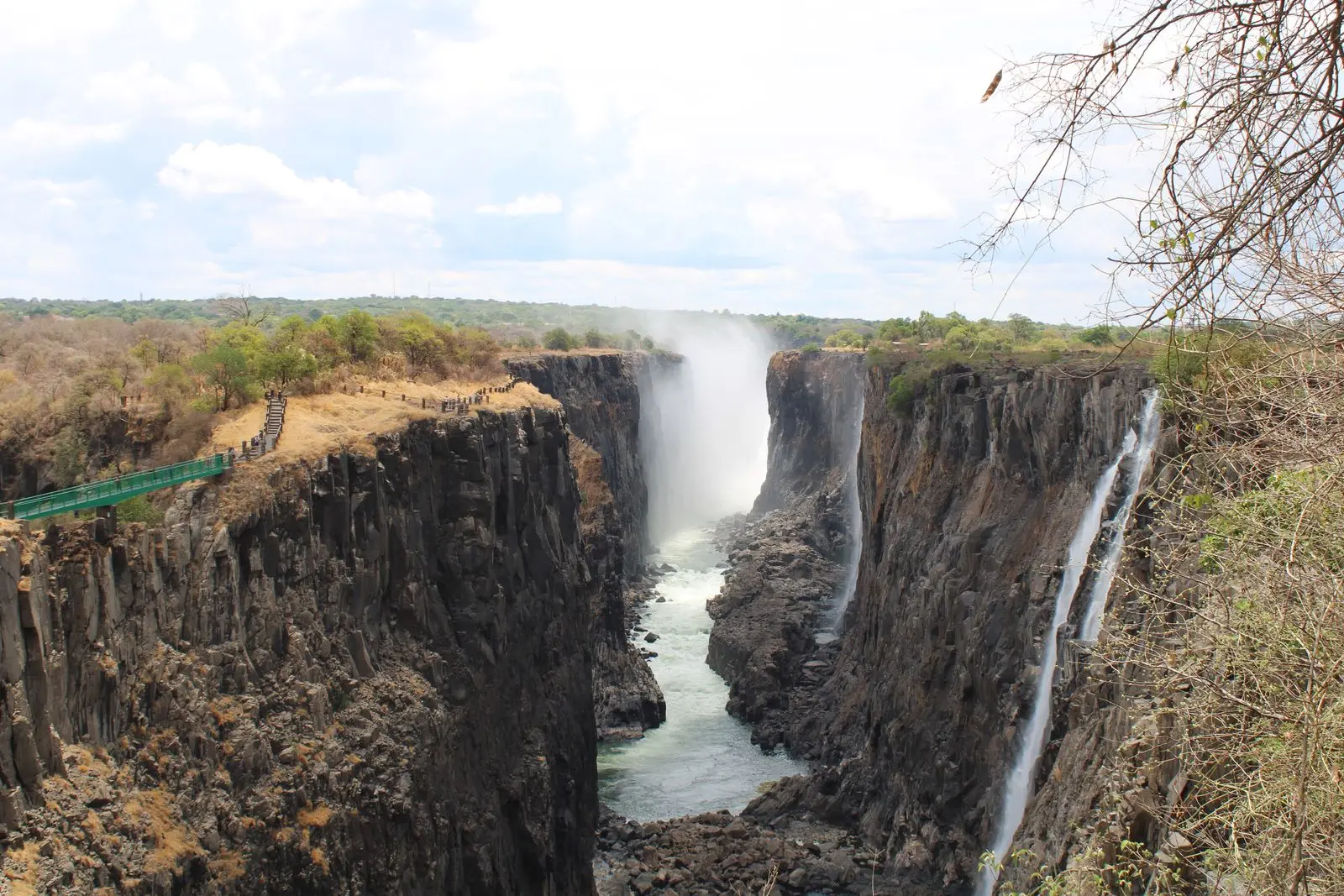 Dry-season view of the gorge, the Knife-Edge Bridge path on the left