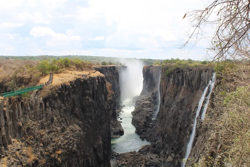 Dry-season view of the gorge, the Knife-Edge Bridge path on the left