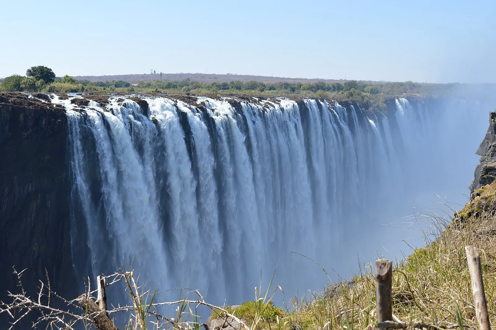 Long curtain of the Main Falls under a clear blue sky
